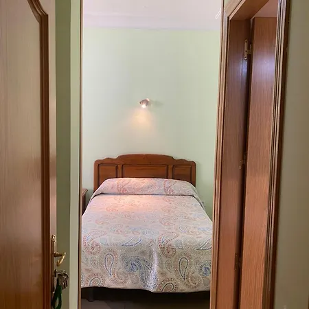 Hostal Retiro Madrid Exterior photo